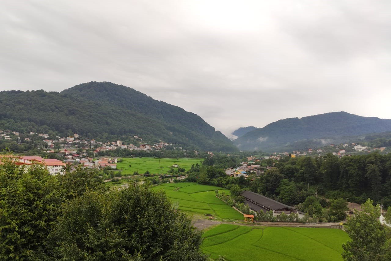 پنت هاوس در طبقه چهارم یک آپارتمان شیک