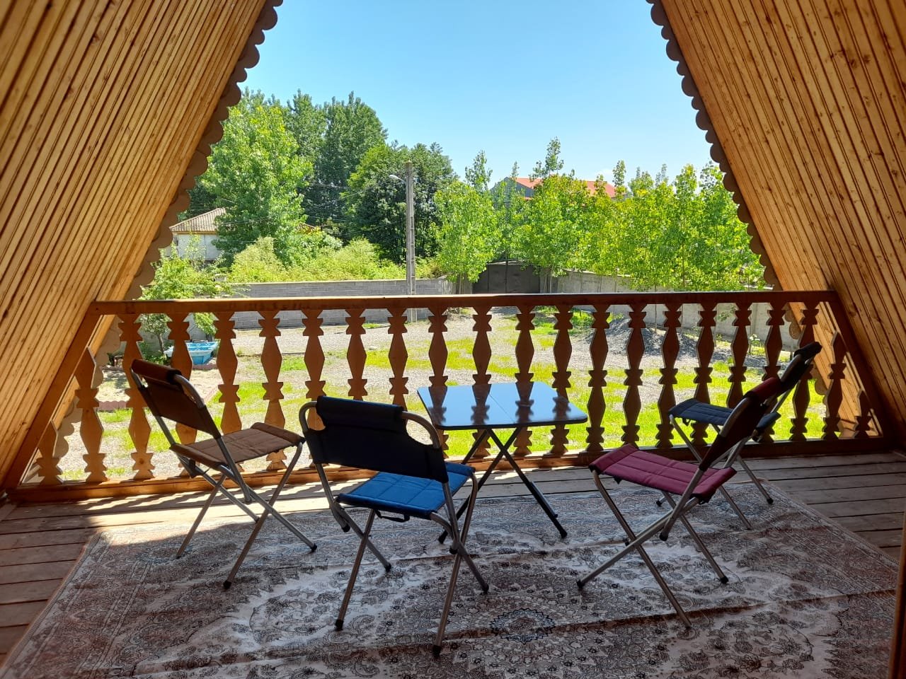 یک خوابه چوبی لیلکی دار