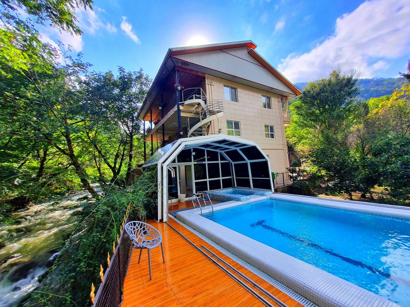 ویلا هشت خوابه استخردار آبگرم لب رودخانه آوا - نمای اصلی ویلا