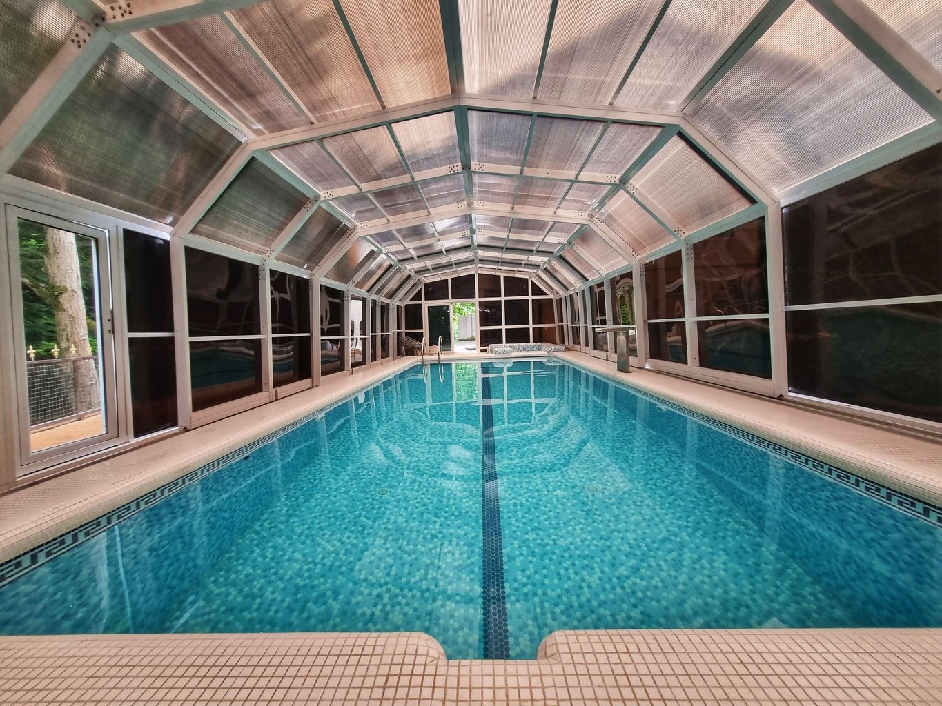 ویلا هشت خوابه استخردار آبگرم لب رودخانه آوا - استخر در حالت سرپوشیده