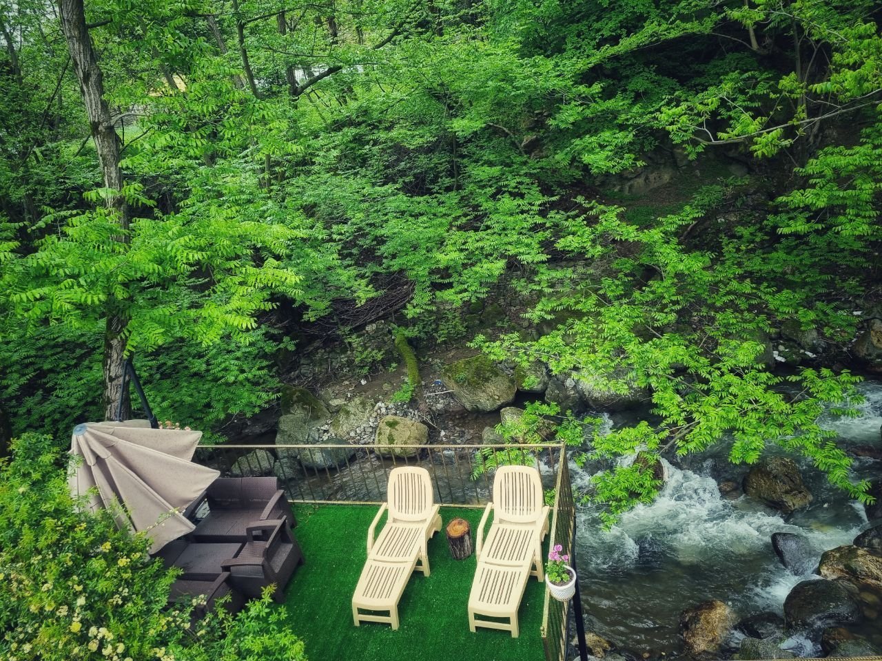 ویلا هشت خوابه استخردار آبگرم لب رودخانه آوا