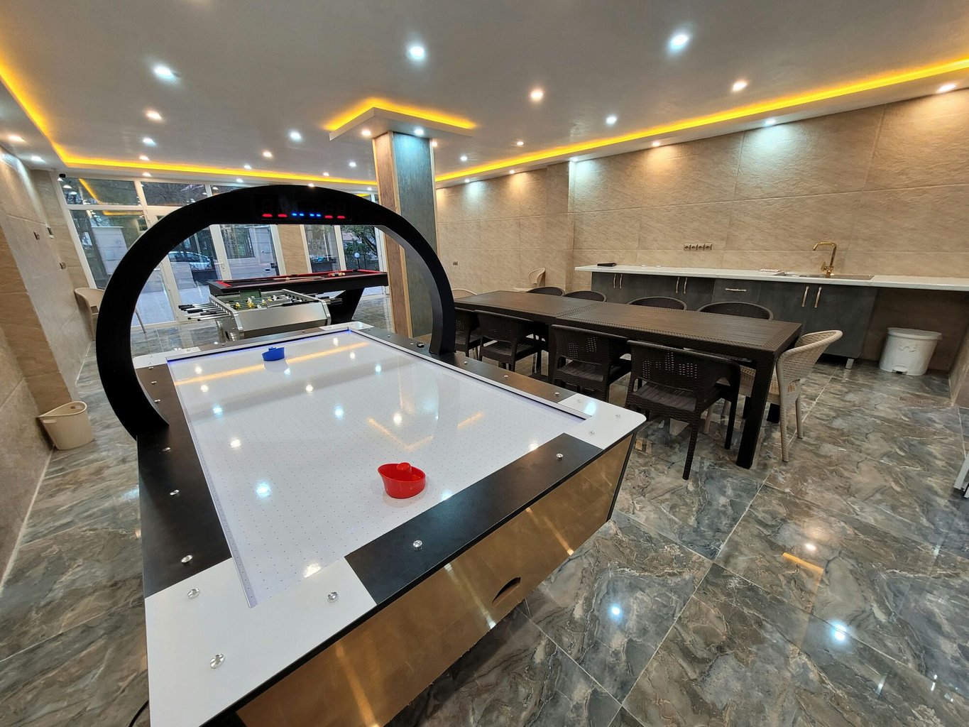 ویلا هشت خوابه استخردار آبگرم لب رودخانه آوا