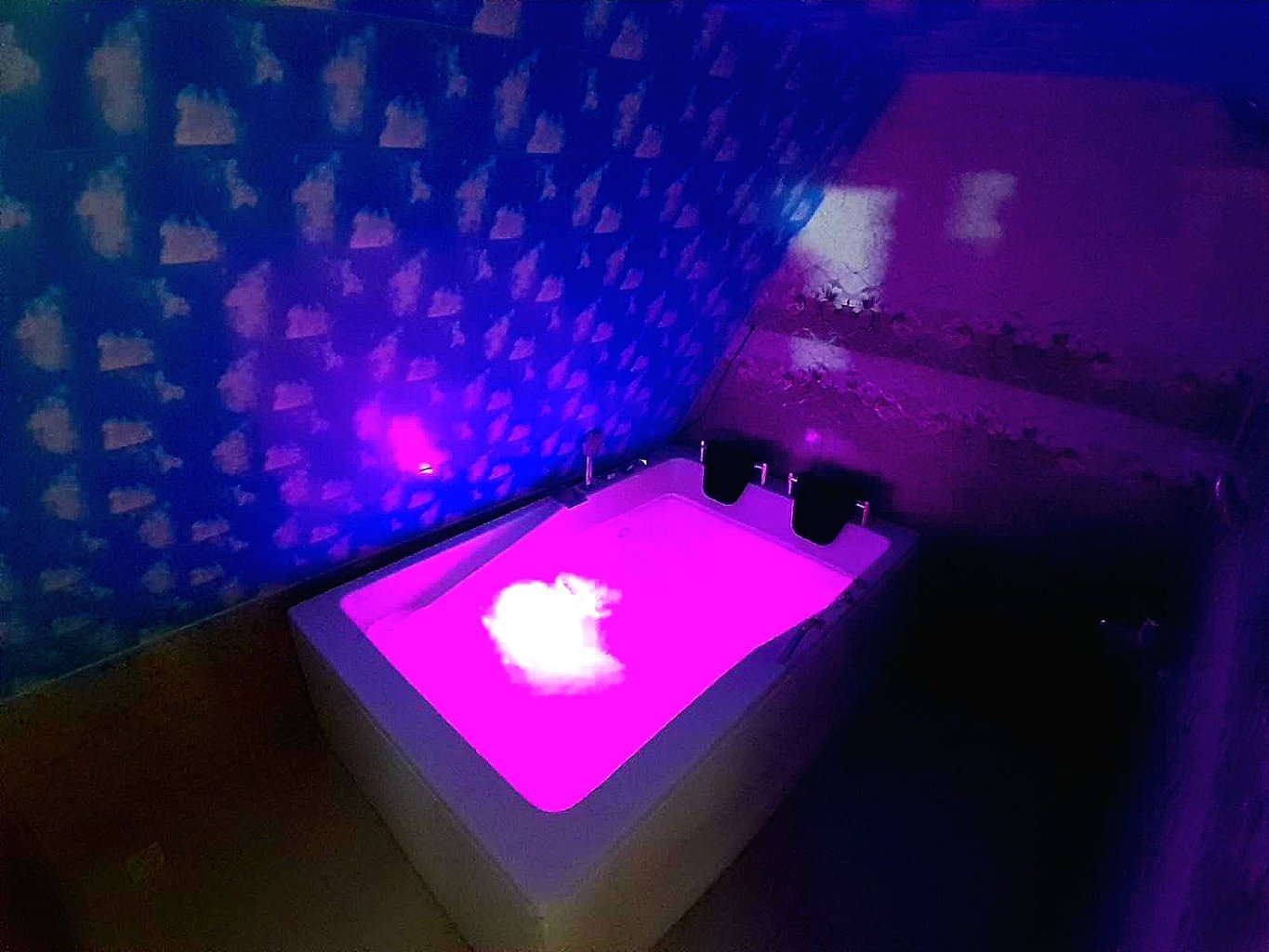 کلبه یک خوابه جکوزی دار جنگلی وارش 2 - جکوزی۲نفره 