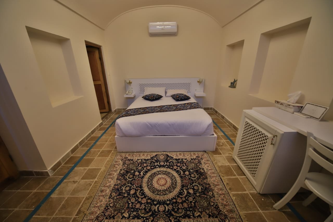 یاسمین راهب - واحد دوتخته ١٠٤