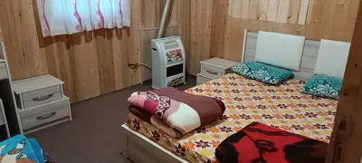 کلبه دوخوابه چوبی کوچکام