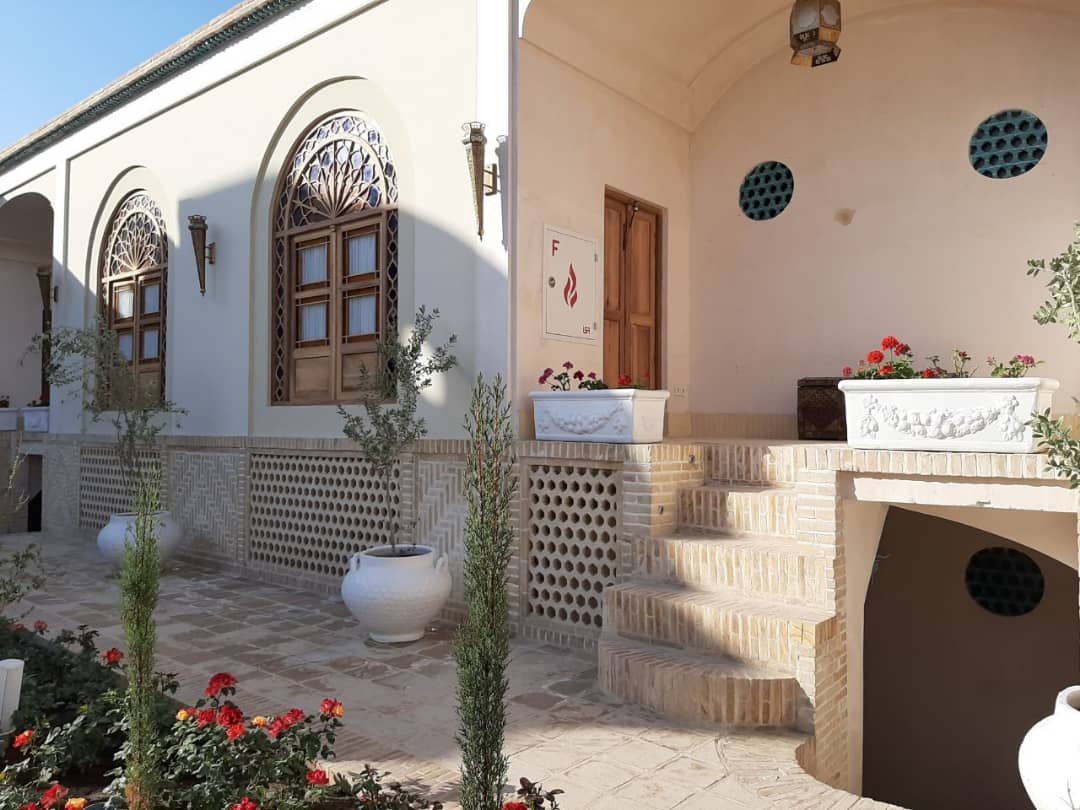 یاسمین راهب - واحد دوتخته ۲۰۴