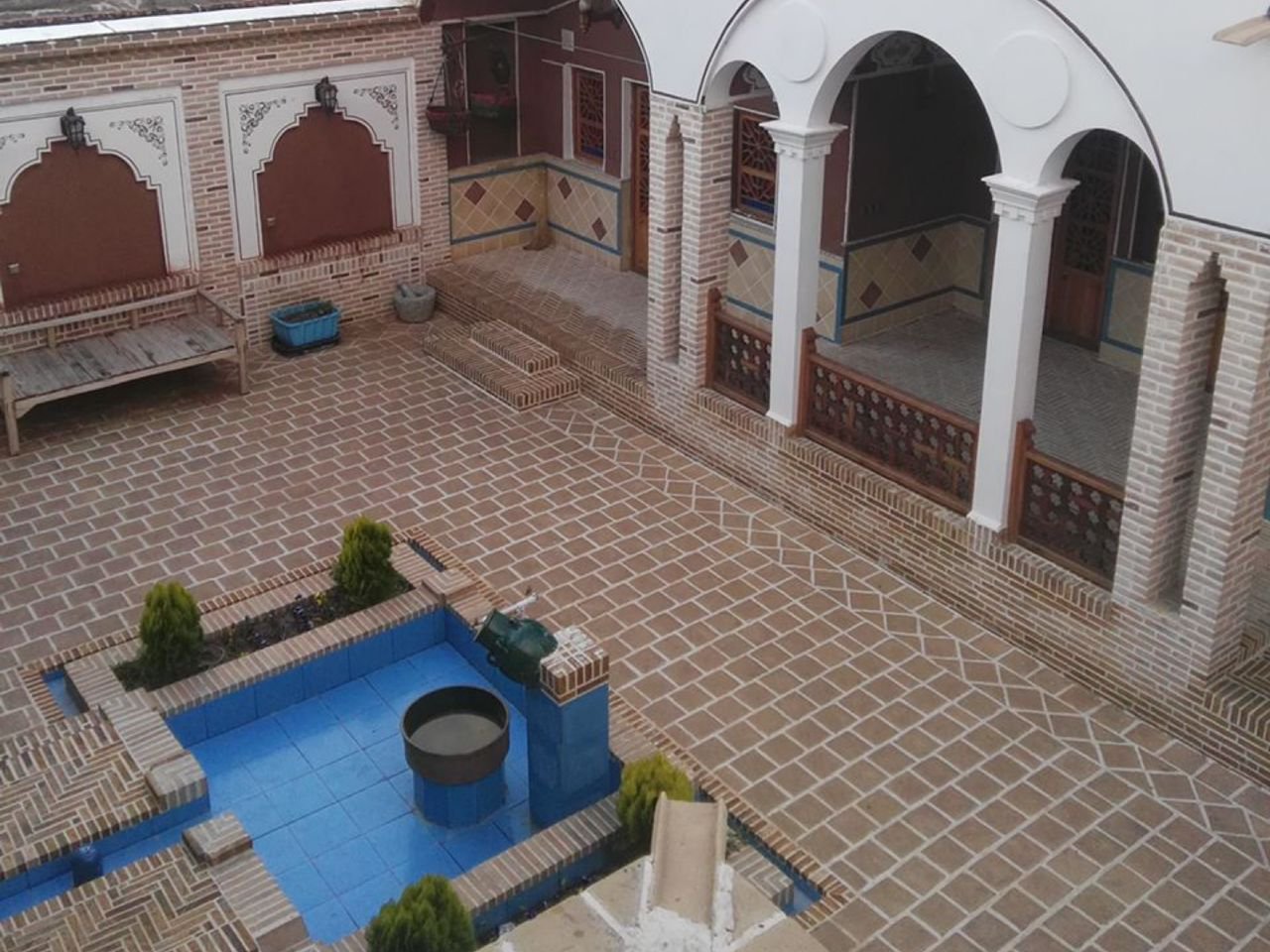 عمارت کهن - واحد تک درخت