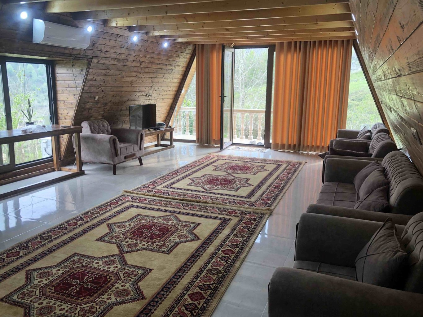 کلبه دوخوابه سوئیسی افرا لفور