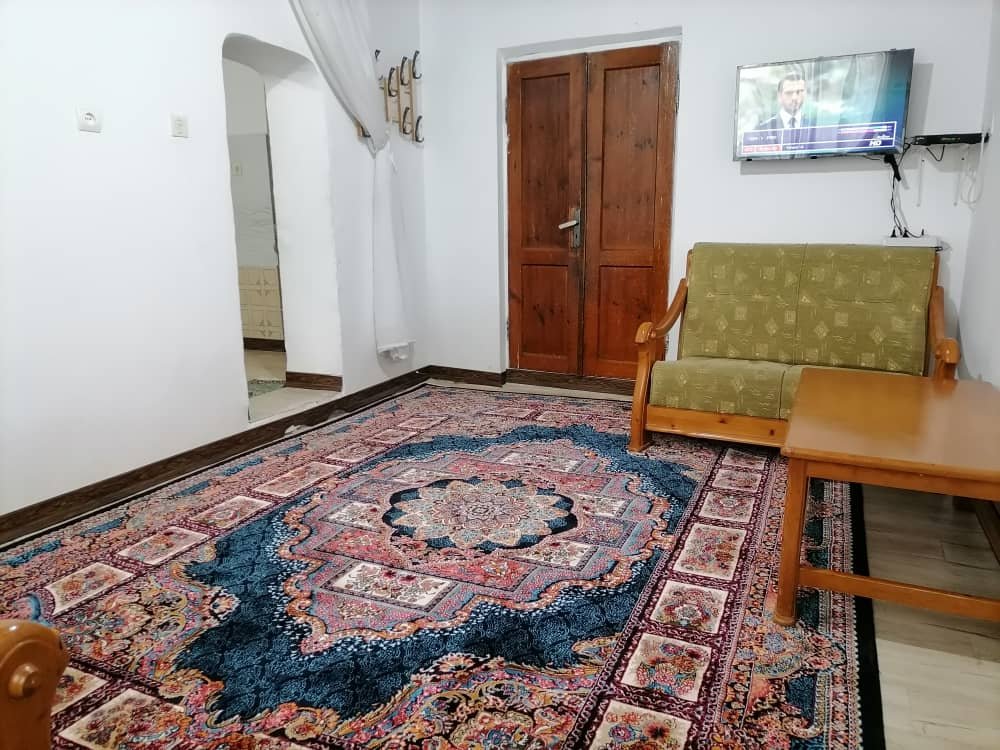 کلبه دوخوابه سنتی گل سرخ - اتاق نشیمن همکف با تلویزیون