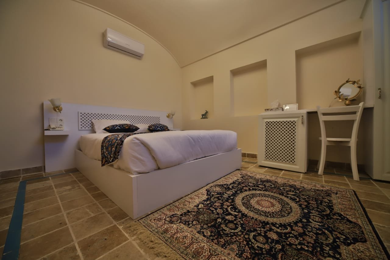 یاسمین راهب - واحد دوتخته ١٠٥