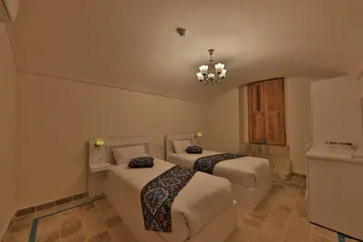 اقامتگاه سنتی یاسمین راهب - واحد دوتخته تویین ١٠٢