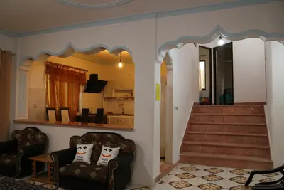 آپارتمان دوخوابه ساحلی بلوار معلم