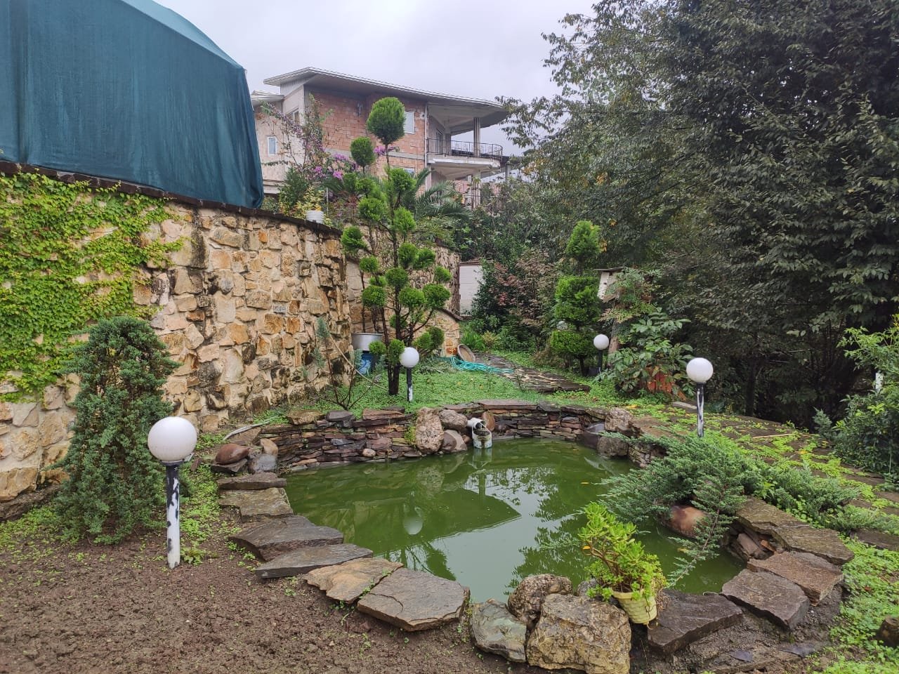 پنت هاوس در طبقه چهارم یک آپارتمان شیک