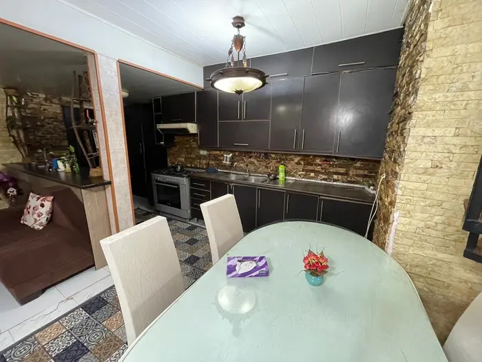 ویلا سه خوابه ساحلی هشتی - میز نهارخوری ۴نفره