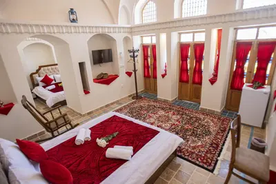 اقامتگاه سنتی آقایی - واحد چهارتخته شاه نشین