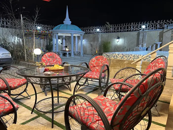 ویلا دوخوابه استخردار آبگرم آیهان و آریان - میز نشیمن و آلاچیق