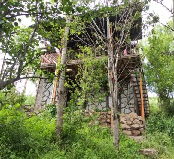 کلبه یک خوابه میان رستاق - نمای ویلا درفصل بهار