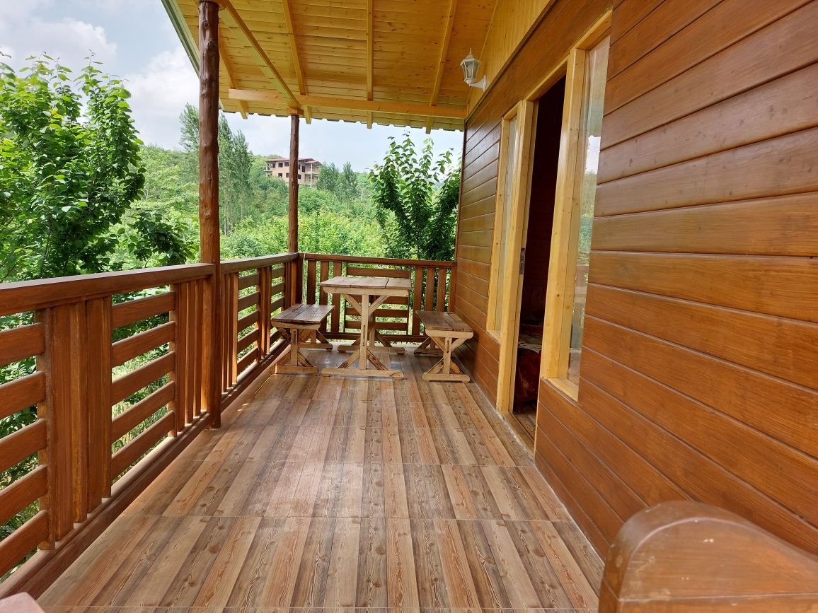 کلبه فلت چوبی رویایی بابلکنار - تراس کلبه