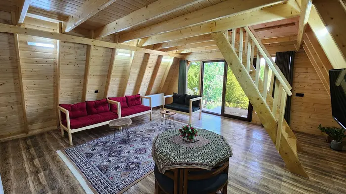 کلبه یک خوابه چوبی نورین - فضای نشیمن