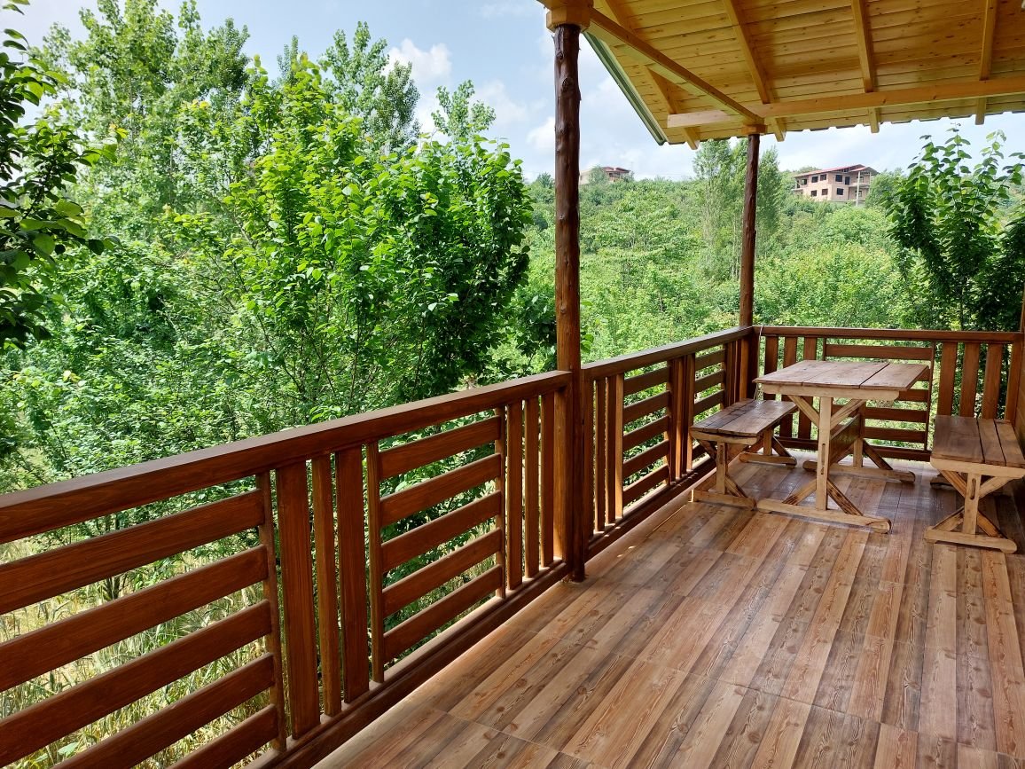 کلبه فلت چوبی رویایی بابلکنار - تراس چوبی