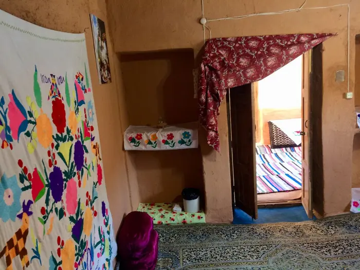 بوم گردی یادگار مجن - واحد گِل سرخ - اتاق