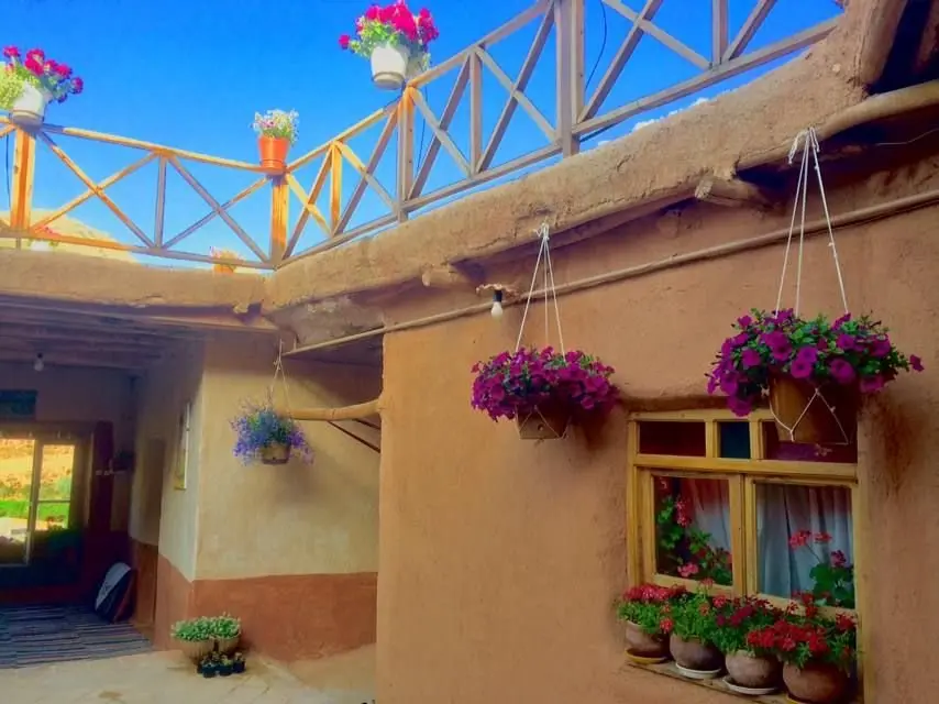 بوم گردی یادگار مجن - واحد گِل سرخ - حیاط و دالان تابستان نشین