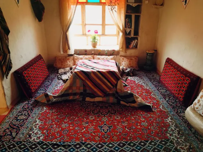 بوم گردی یادگار مجن - واحد 2 - نمایی از کرسی و اتاق در فصل زمستان