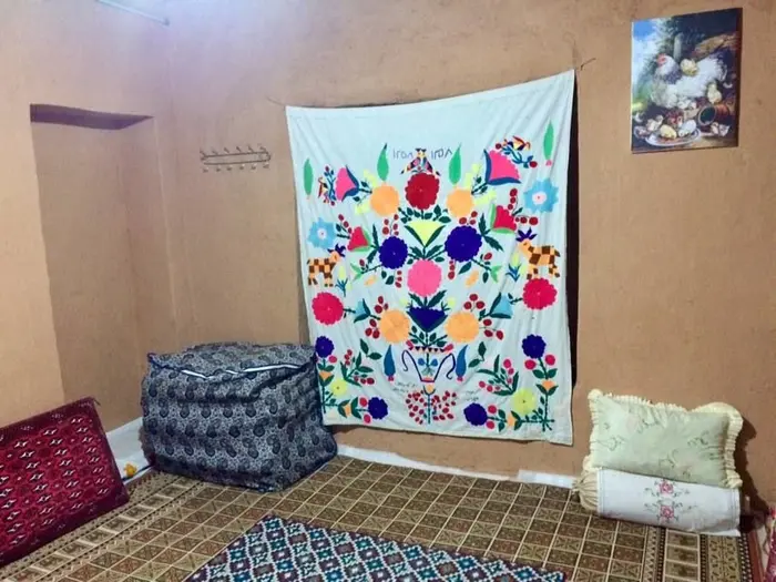 بوم گردی یادگار مجن - واحد گِل سرخ - اتاق گل سرخ