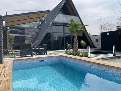 کلبه یک خوابه سوئیسی استخردار آبگرم آرامش ۱