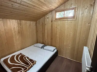 کلبه دوخوابه چوبی پویا