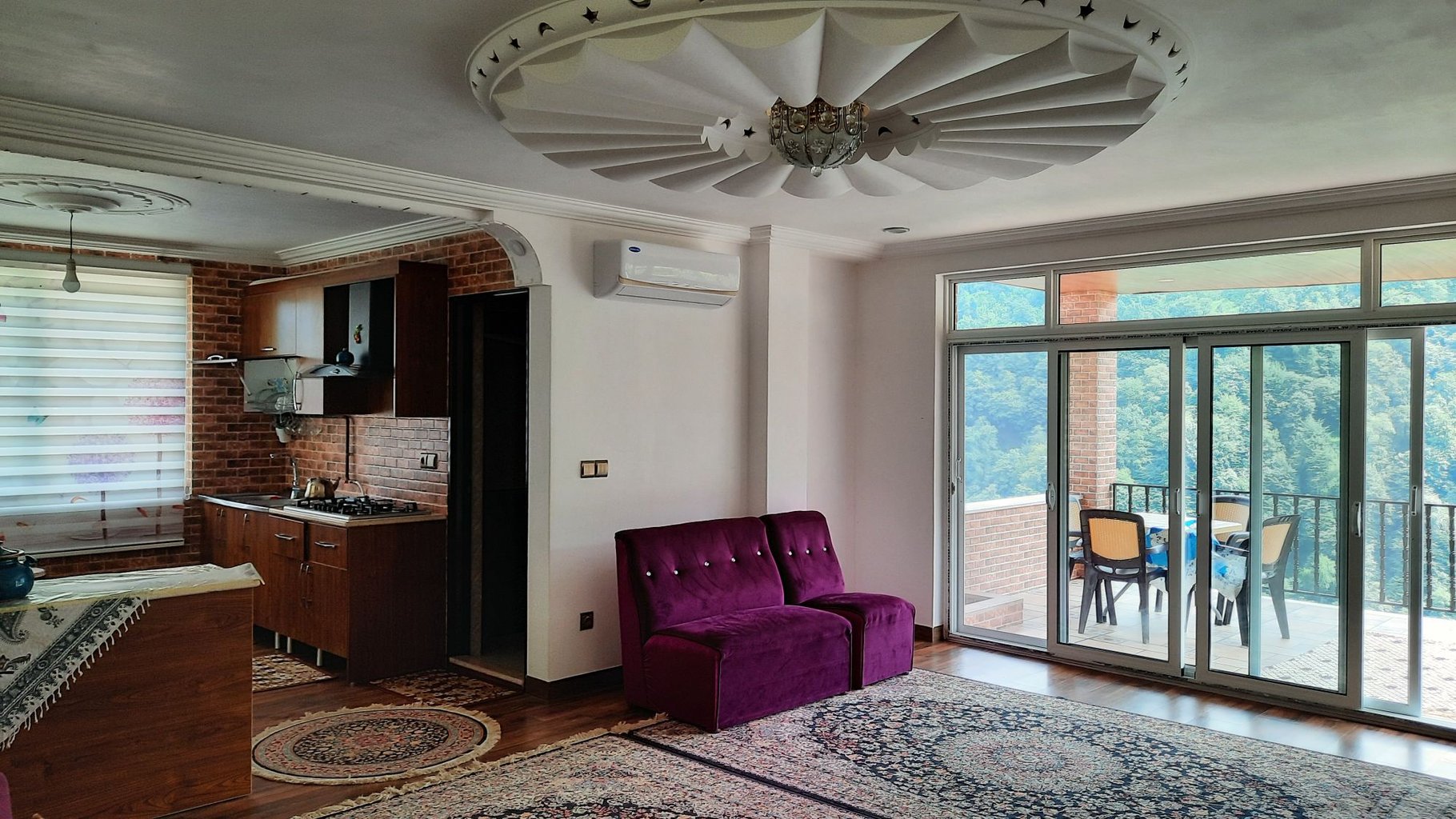 ویلا دوخوابه سبز سرولات - پدیرایی با پنجره بزرگ روبه جنگل