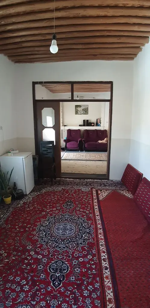 اقامتگاه سنتی خونه خاکی - واحد شاهنشین - فضای کلی اتاق شاهنشبن