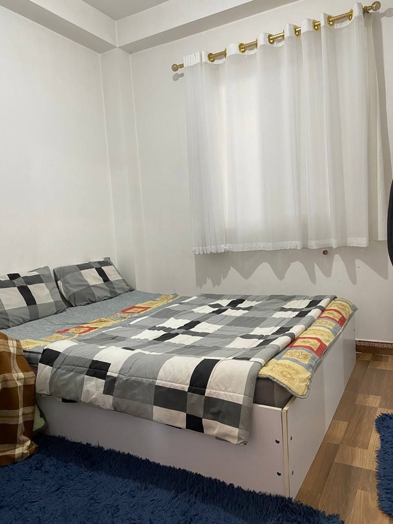 ویلا یک خوابه روستایی گیشم - خواب ویلا با تخت ۲ نفره و پنجره به سمت جنگل 