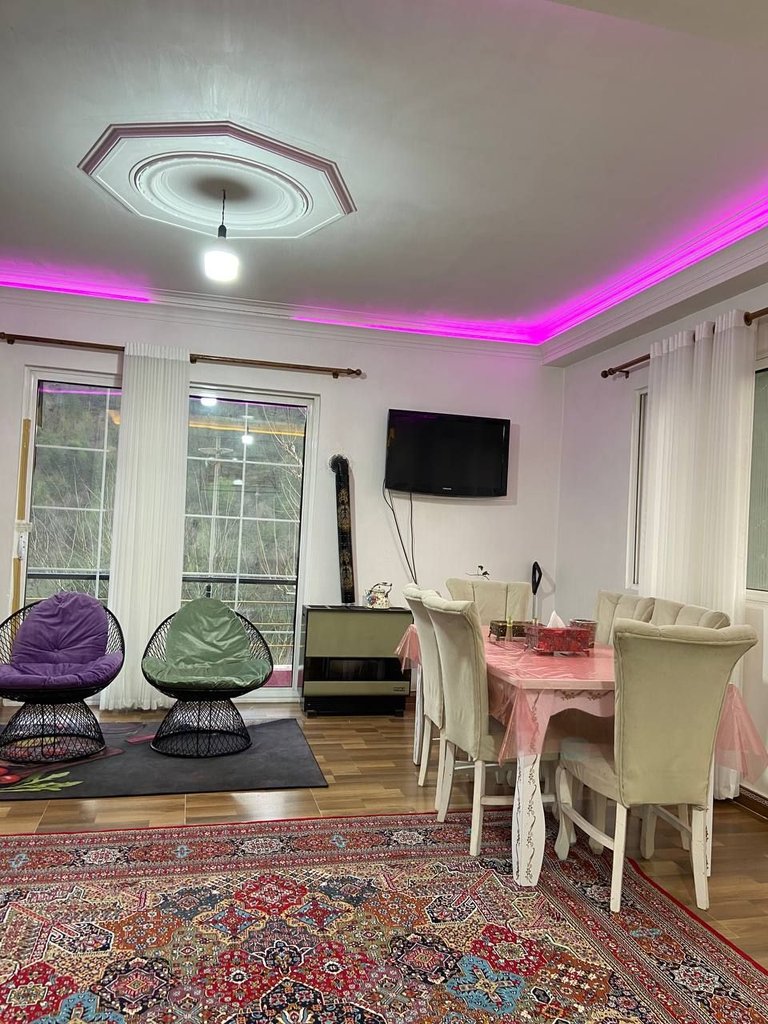 ویلا یک خوابه روستایی گیشم - میز نهار خوری ۶ نفره داخل سالن 