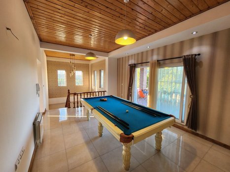 ویلا سه خوابه دوبلکس افرا ۱ - سالن طبقه دوم و میز بیلیارد