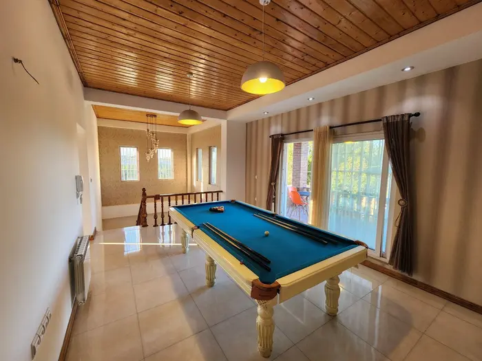 ویلا سه خوابه دوبلکس افرا ۱ - سالن طبقه دوم و میز بیلیارد