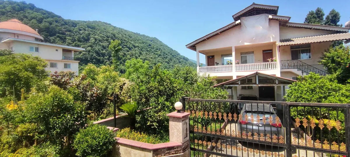 ویلا سه خوابه زرسر سرولات - نمای رو به رو ساختمان