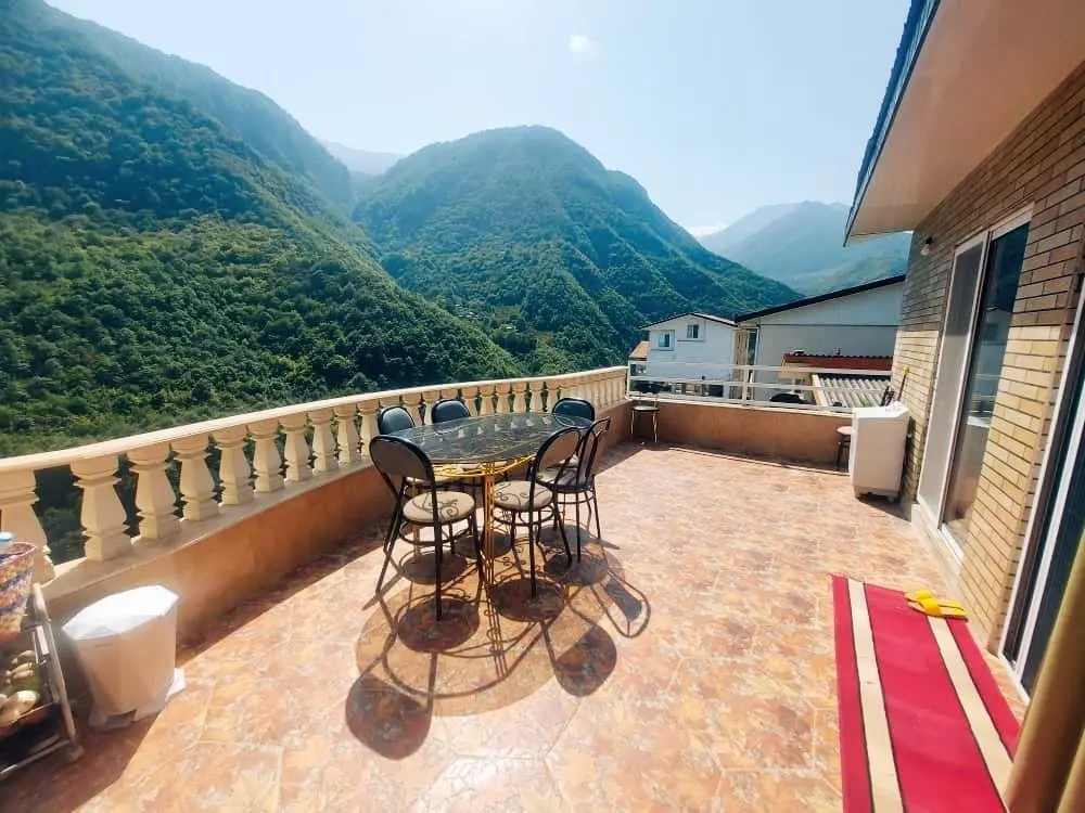 آپارتمان دوخوابه جنگلی توانا - تراس روباز مشرف به رودخانه 