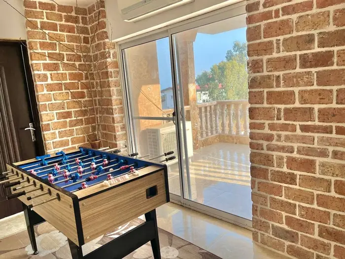 ویلا پنج خوابه استخردار جعفری - سالن بالا با فوتبال دستی