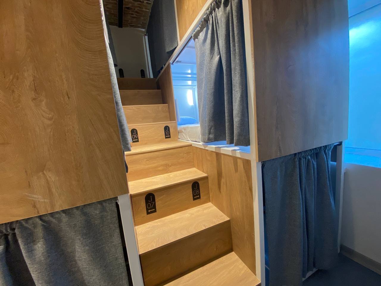 هاستل فیروزه هریتیج - واحد 12 تخته آقایان