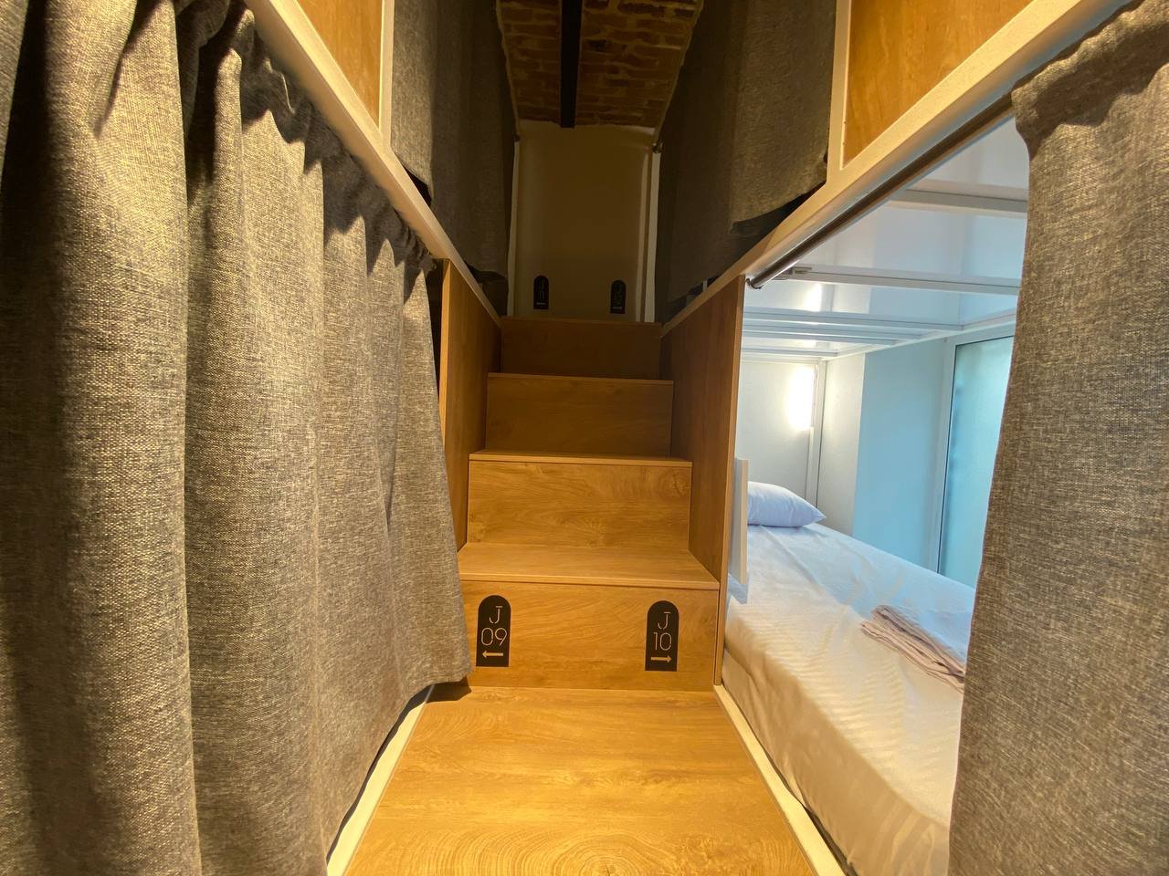 هاستل فیروزه هریتیج - واحد 12 تخته آقایان