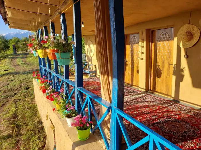 کلبه یک خوابه سنّتی شمعدونی - تراس به وقتِ طلوع آفتاب