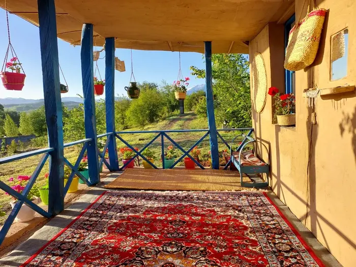 کلبه یک خوابه سنّتی شمعدونی - زنبیل ، سفره حصیری و گهواره دوران کودکی