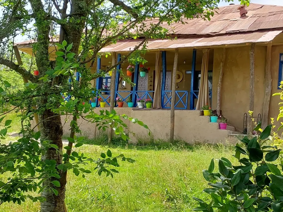 کلبه یک خوابه سنّتی شمعدونی - ورودی کلبه