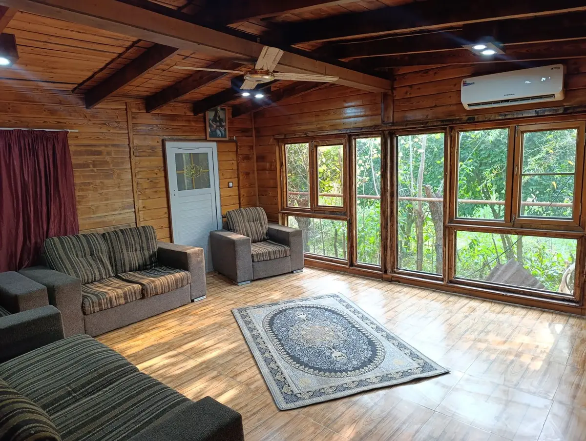 کلبه یک خوابه استخردار آبگرم کوی طبیعت - پذیرایی ویو ۳۶۰ درجه رو به جنگل