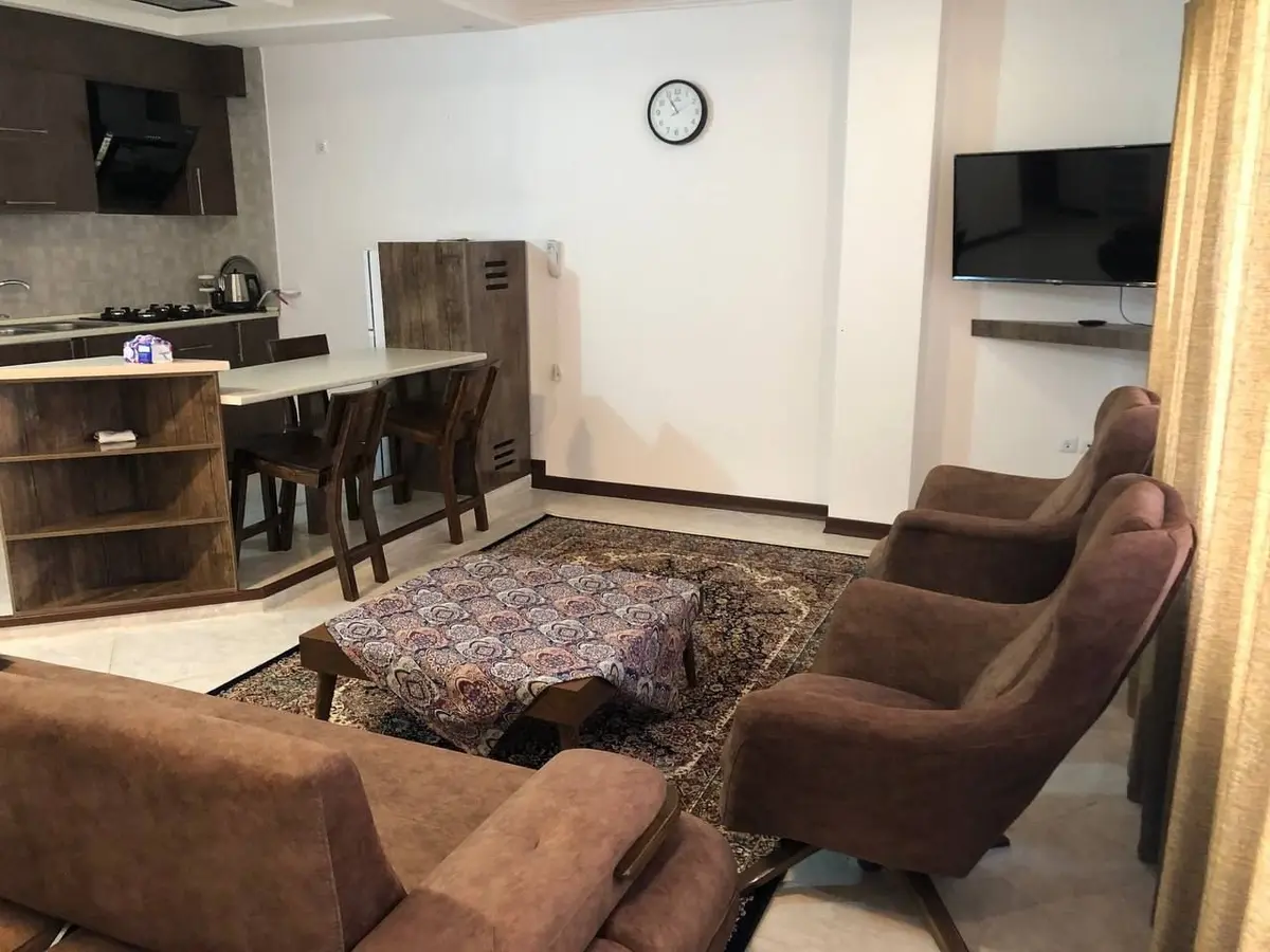 آپارتمان یک خوابه 5 - 3 - مبلمان و میز پذیرایی