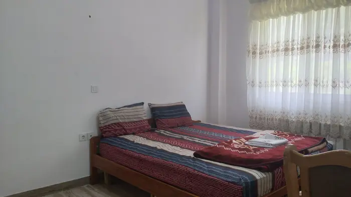 دوخوابه دوستان 1 - اتاق خواب با پنجره رو به جنگل