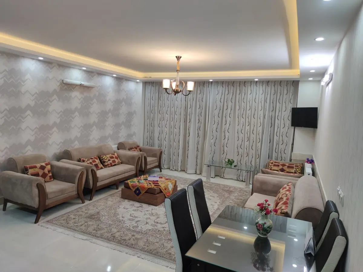 آپارتمان دوخوابه هشت بهشت - پنجره و جذب نور مستقیم از حیاط، تلویزیون ال سی دی 