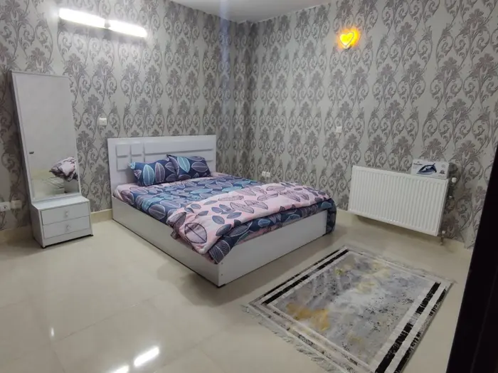 آپارتمان دوخوابه هشت بهشت - تجهیزات نو و کامل اتاق خواب با تخت دو نفره و میز آرایش