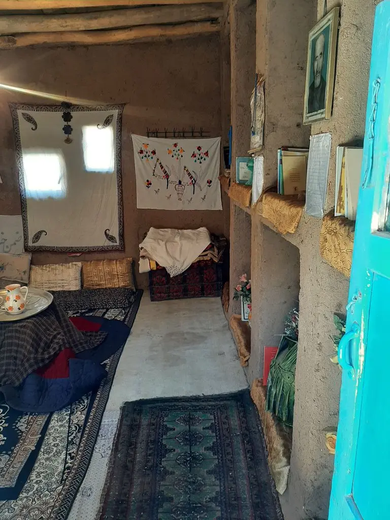 بوم گردی حاج عطا - واحد گلایل - اتاق گلایل 